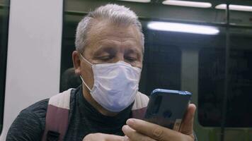 Sénior banlieusard en utilisant mobile dans métro video