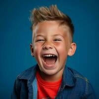 un joven chico es riendo en frente de un azul antecedentes generativo ai foto