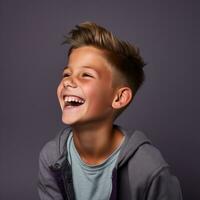 retrato de un riendo chico en un púrpura antecedentes generativo ai foto