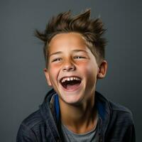 retrato de un joven chico riendo en un gris antecedentes valores foto generativo ai