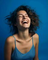 retrato de sonriente mujer riendo en azul antecedentes valores foto generativo ai