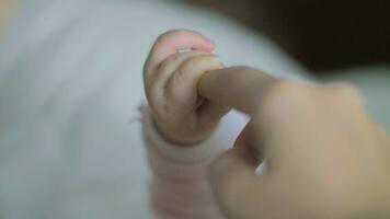 baby dochter Holding mamma vinger video
