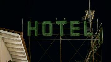 Zeitraffer von Hotel Banner blinkend beim Nacht video