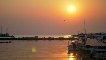 Wasserlandschaft mit Hafen und Boote beim Sonnenuntergang video