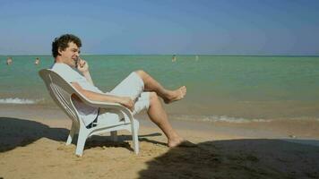 Telefon sich unterhalten auf das Strand video