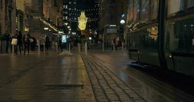 kväll helsingfors och spårväg rör på sig i de gata, finland video