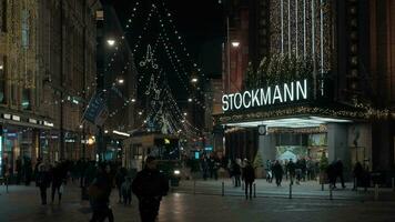 tranvía Moviente en noche calle de helsinki, Finlandia video