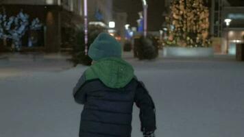 chico corriendo al aire libre durante Navidad Días festivos video