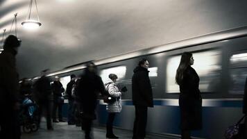 Passagiere auf das Metro Bahnhof Zeit Ablauf video