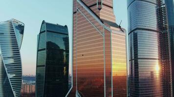 escritório arranha-céus dentro Moscou o negócio Centro às pôr do sol, aéreo Visão video