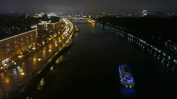 antenne visie van nacht Moskou met rivier- en brug, Rusland video