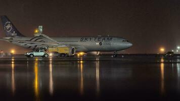 vliegtuig van Luchtteam kleurstelling in sheremetyevo luchthaven Bij regenachtig nacht video