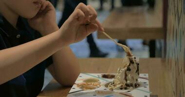 kind aan het eten ijs room in voedsel rechtbank van boodschappen doen centrum video