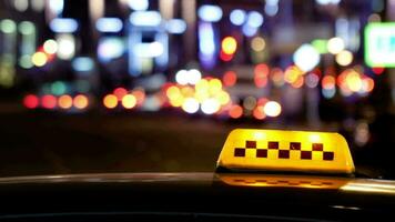 laps de temps de ville circulation à nuit derrière Taxi signe video