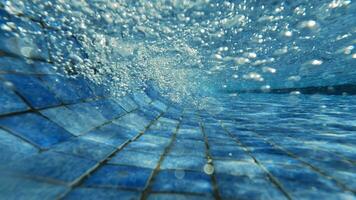 Luftblasen unter Wasser im das Schwimmen Schwimmbad video