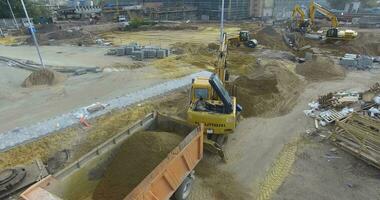 aéreo Visão do construção local com trabalhando maquinaria video