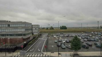 Zeitraffer von Auto der Verkehr auf Parkplatz Menge und Flugzeuge Fahren beim Flughafen, Paris video