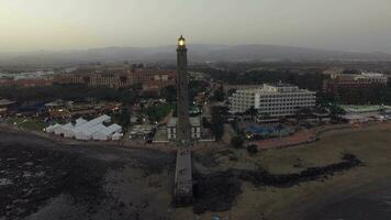 maspalomas farol e recorrer em a costa, aéreo video