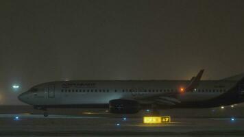 aeroflot boeing 737-800 rollen auf Runway beim Winter Nacht video