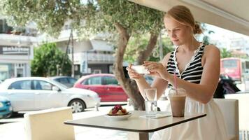 attrayant femme prise image de une Pâtisserie sur sa mobile video