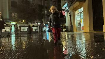 un niño saltos dentro un charco video