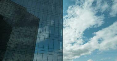 lapso de tiempo de nubes Moviente y reflejando en vidrioso rascacielos video