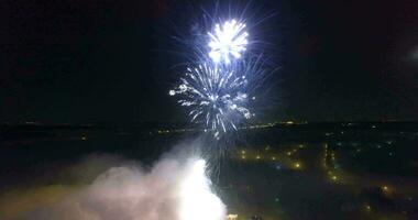 un aéreo ver de un enorme hermosa Fuegos artificiales en un tono negro cielo video