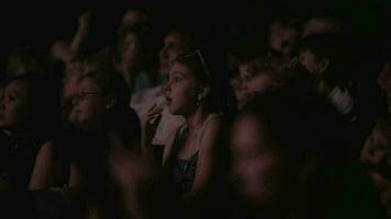 menina dentro cinema ou teatro video