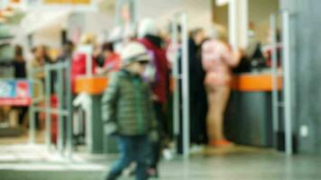 Kunden im das Supermarkt bezahlen beim ther Kasse video