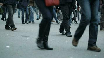 Menschen Beine Gehen im Stadt video
