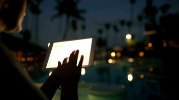 mujer turista con almohadilla en tropical recurso en tarde noche video
