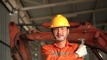 retrato de asiático mecánico con reparar equipo en pie coche en mantenimiento Servicio centrar técnico o ingeniero profesional trabajo para cliente. foto