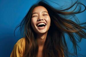 asiático mujer en 20s sonriente, largo cabello, azul antecedentes , generativo ai foto