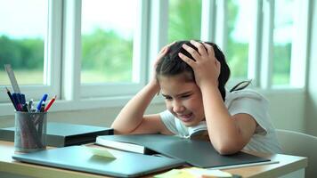 linda joven niña aburrido con educación, aburrido con aprendizaje estudiando en línea . distancia aprendizaje concepto. foto