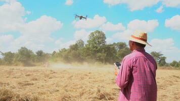 granjero controlar agricultura zumbido . alto tecnología innovaciones para creciente productividad en agricultura. foto