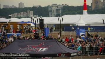 Kasan, Russisch Föderation, Juni 14, 2019 - - Moto-Cross Fahrer gehen aus groß springen beim das rot Stier Show im Kazan video