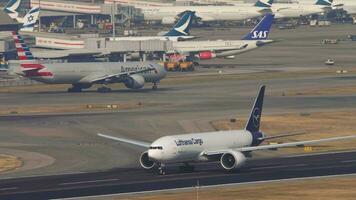 Hong kong November 10, 2019 - - Aussicht von das Runway und ein Lufthansa Ladung Flugzeug nehmen aus. enorm modern Hong kong Flughafen, chek Runde kok hkg video