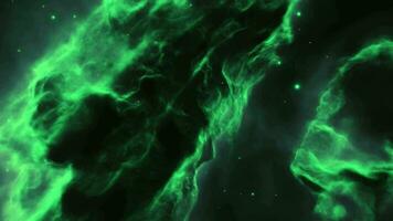 verde oscuridad moscas a el hélice nebulosa ojo en profundo espacio, estrellas mosca en a dar un llamarada en el centro. video