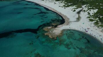 antenne in een baan om de aarde visie van rena hoofd strand in Sardinië video