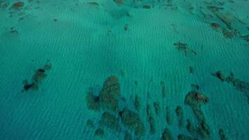 Antenne oben Nieder Aussicht von Meer beim rena Majori Strand im Sardinien video