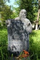 klin, Moscú, Rusia - 30.07.2023. Monumento a el alfabeto, un Roca escultura con un hombre y letras de el ruso alfabeto en el yarda de el gimnasio. escultor romano fashayan foto