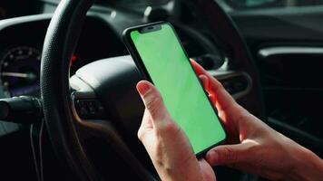 main en portant mobile téléphone avec vert écran à voiture video