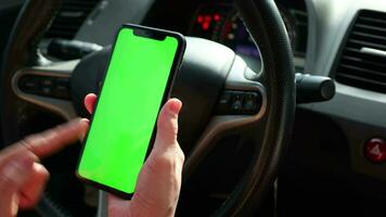 hand- Holding mobiel telefoon met groen scherm Bij auto video
