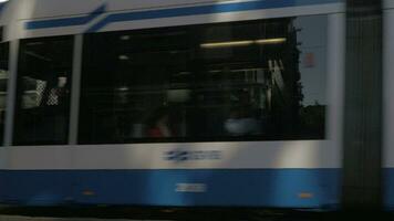 straat met in beweging tram in Amsterdam video