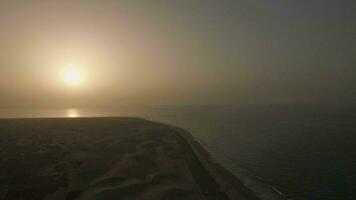 côte avec le sable dunes à coucher de soleil, gran Canaria video