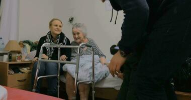 familia visitando abuela en el hospital video