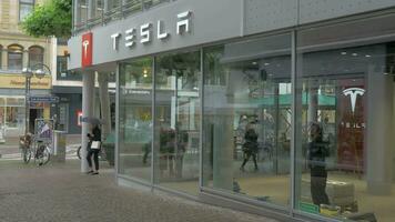 Tesla loja e serviço Centro dentro Frankfurt, Alemanha video