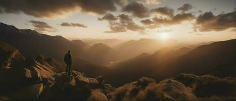 joven hombre en pie en parte superior de acantilado en verano montañas a puesta de sol y disfrutando ver de naturaleza, generativo ai foto