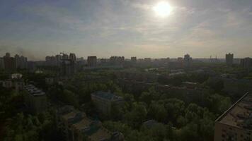 vôo sobre residencial distrito com casas dentro Moscou, Rússia video
