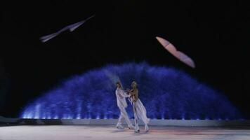 Pareja con cometas bailando en el hielo video